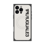 プレミアムスクエアケース with MagSafe［ 1PIU1UGUALE3 - ロゴ vertical - ホワイト ］